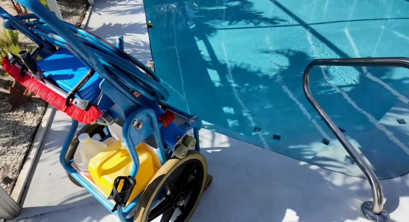 Weekly Pool Cleaning Service in Lakewood, CA